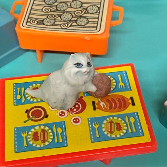 Vintage lot of doll furniture Fisher Price, Mattel, Hong Kong, etc. collection - Picture 11 of 13